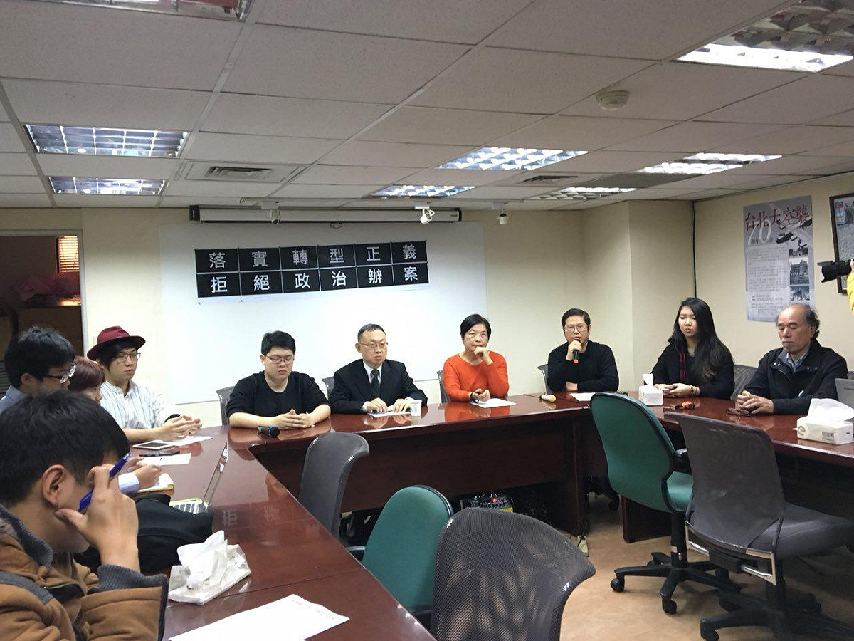 228和平紀念日當天，學生團體「青年獨派」前往桃園慈湖兩蔣文化園區在靈柩上潑漆，後遭逮捕，目前已獲交保不過後續仍引起不小紛爭。 圖：郭潤庭／提供