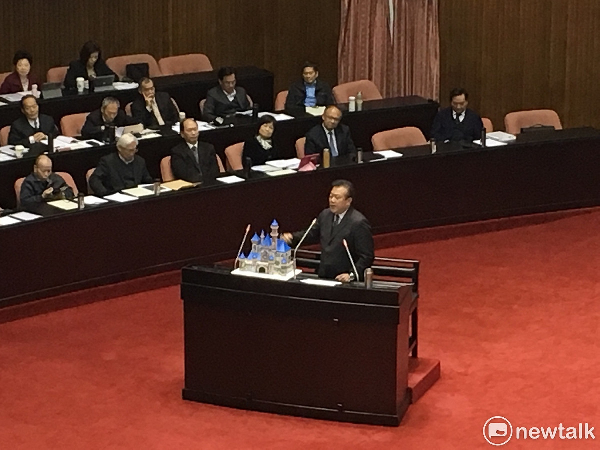 蘇震清今早在立院向賴清德展示迪士尼模型，「這座非常漂亮的城堡，你應該有印象吧。」接著引述華特迪士尼說「只要敢於夢想，你就能做得到。」關於賴清德之前說，希望爭取迪士尼來到屏東，「我們接了多少電話」。 圖：黃韋銓/攝