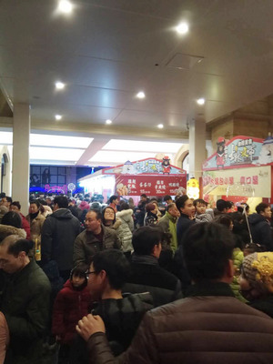 士林夜市商家近日在江蘇燈會旁設攤，短短一個多月業績衝刺到人民幣500萬元（新台幣約2340萬元）。 圖 : 中央社