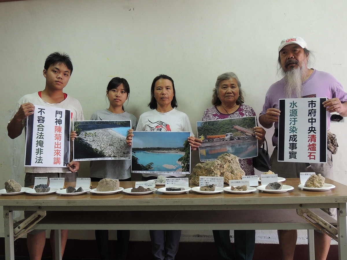 雄市旗山區大林段農地102年5月起被舉發回填轉爐石級配料，但事經五年後，百萬噸爐渣現在仍埋在農地？高雄市環保局今 (9) 日表示，當時尚無法引用廢棄物清理法要求清除，但去年已有相關法源依據據以要求，相關行政程序仍須一定時間執行，環保局將會加速行政流程。 圖：翻攝自尊懷基金會