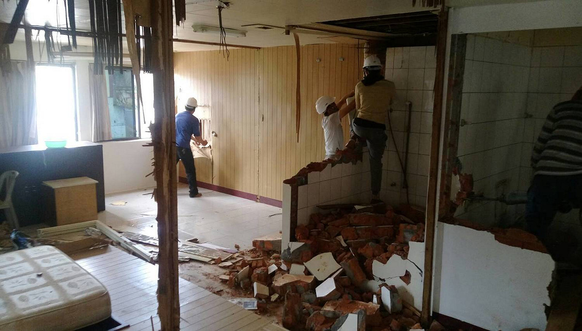 新北市政府違章建築拆除大隊劉姓技師涉嫌利用職務之便，向違建戶索取賄款。圖為新北市拆除大隊工作情形。 圖：新北市政府/提供