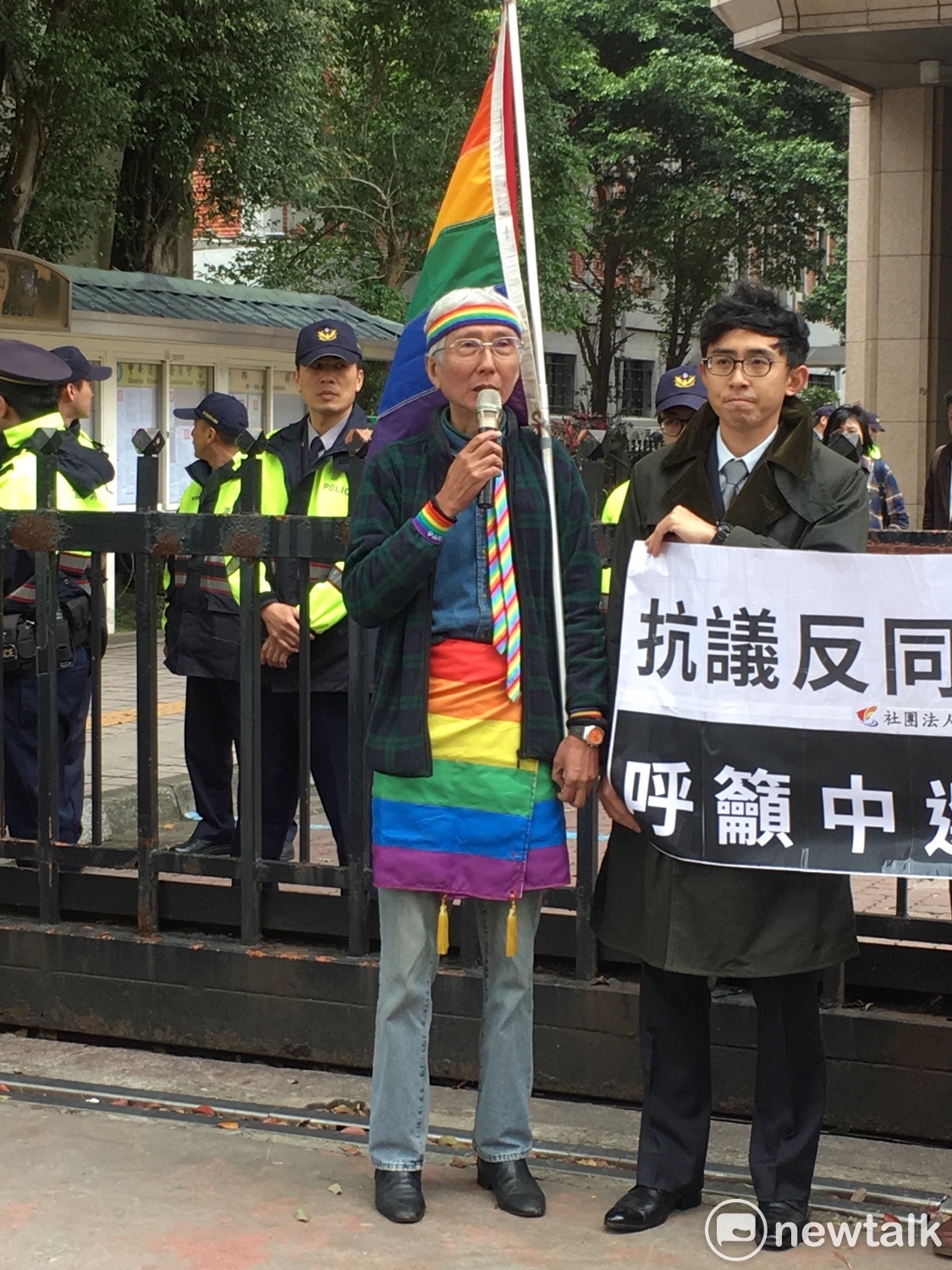 爭取同志權益30多年的運動者祁家威表示，今天是非常重要的日子，對於同婚未來可能實現，有人不同意且想盡辦法阻擋，「但我正著看、反著看我都覺得非常荒繆，真是莫名其妙。」祁家威說，宗教應該充滿愛的團體，但這些人講的話都是撒旦的言語。他痛批這「非常不可以。」 圖：黃韋銓/攝
