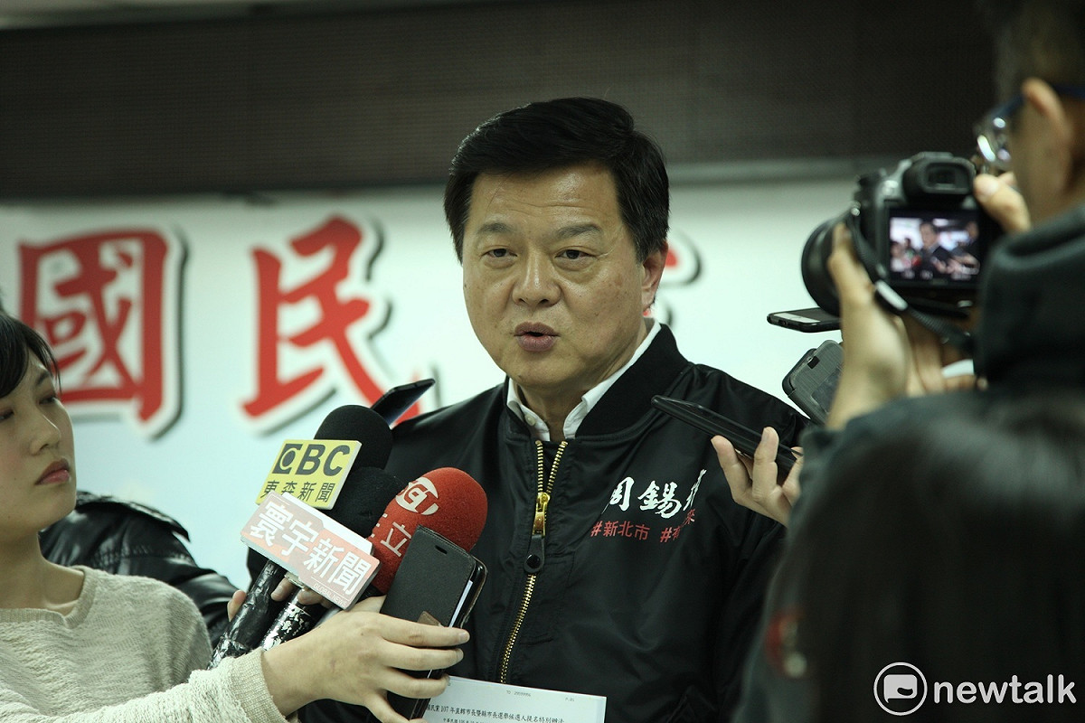 周錫瑋說明協商結果，三方初步共識:不辦辯論會、民調由中央做。 圖: 林昀真/攝
