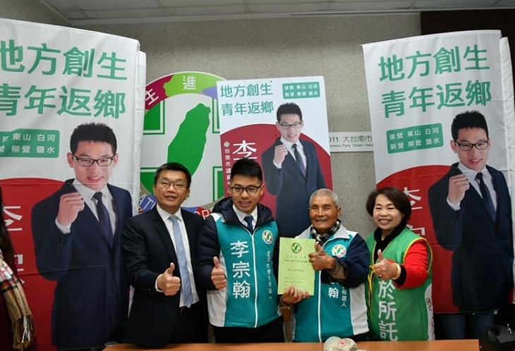 李宗翰（左二）在賴美惠（右一）、蔡其昌（左一）、國策顧問崑濱伯（右二）陪同下，完成民進黨台南市議員初選登記。 圖：李宗翰服務處/提供