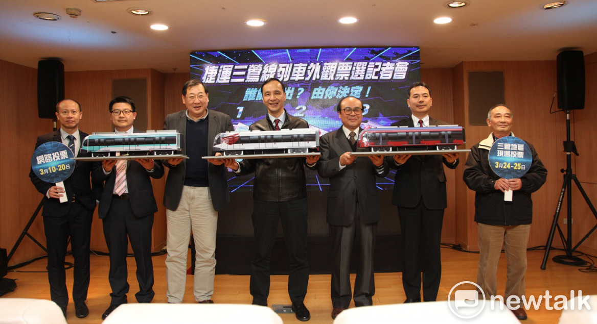 捷運三鶯線列車外觀票選活動開跑，朱立倫邀請市民踴躍參與票選，為三鶯線列車挑選新衣。 圖: 林昀真/攝