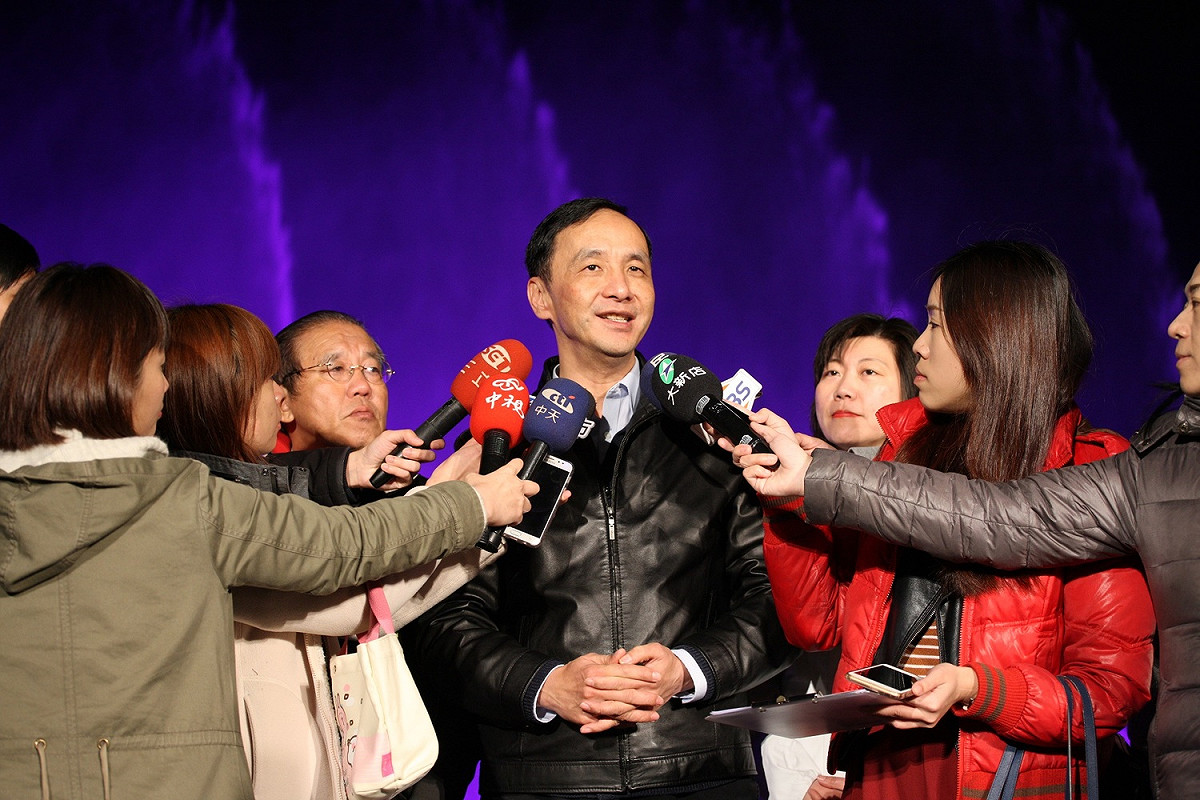 碧潭水舞光影秀9日在磅礡登場，主持開幕啟動儀式新北市長朱立倫表示，今年突破創新，首度引進全台首見、最新的國際級水舞科技，像是高壓噴氣泉，水柱可噴達近30公尺高度，還會發出如煙花“呯”的聲響，展現水瀑力量，氣勢更為磅礡澎湃。 圖:新北市政府提供