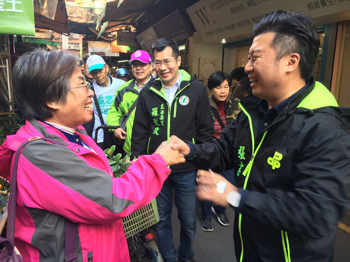 張志豪今天上午由立委羅致政陪同，到中和勝利市場拜票。 圖：張志豪/提供