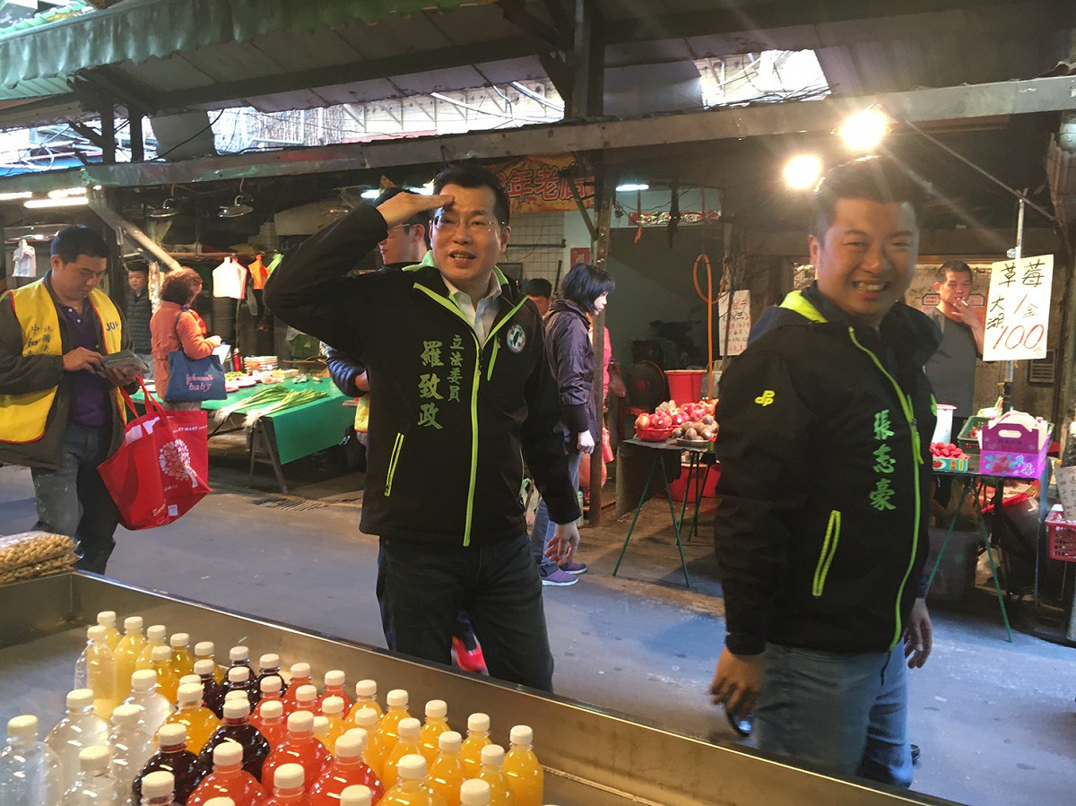 張志豪上午由立委羅致政陪同，到中和勝利市場拜票。 圖：張志豪/提供