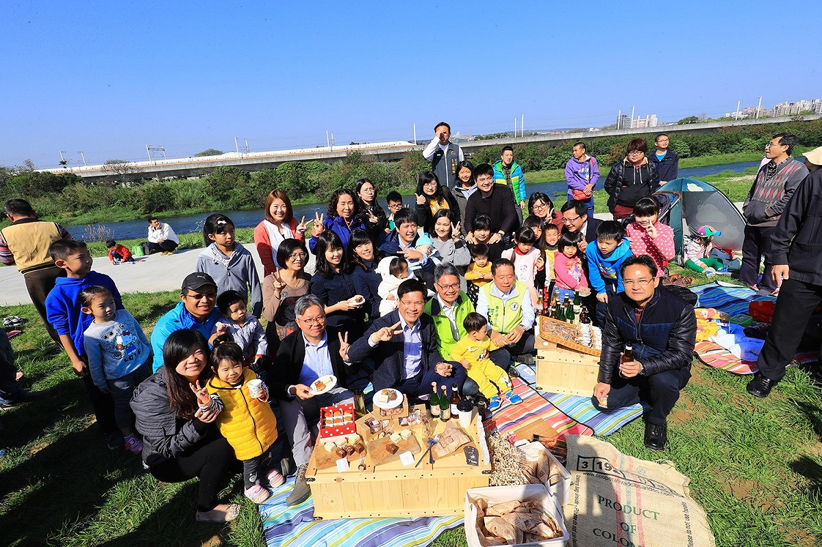 台中市長林佳龍及出席啟用典禮的來賓們，與民眾一同野餐。 台中市政府/提供