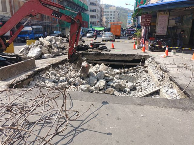高雄市鹽埕區大仁路與新興街口的雨水箱涵頂板破損，造成地基塌陷，高雄市水利局立即展開搶修。 圖：高雄市水利局