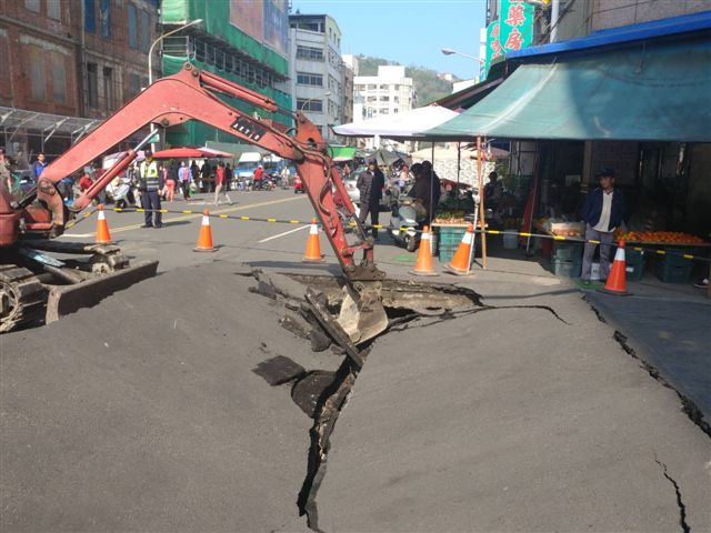 高雄市鹽埕區大仁路與新興街口的雨水箱涵頂板破損，造成地基塌陷，高雄市水利局立即展開搶修。 圖：高雄市水利局