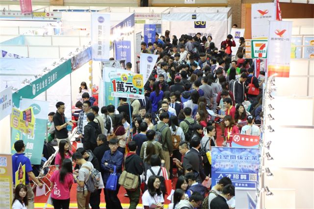 博覽會現場湧進大批學生及民眾，不少企業打出「不限科系」，多家民銀及公股銀行需才孔急。 圖：中山大學提供