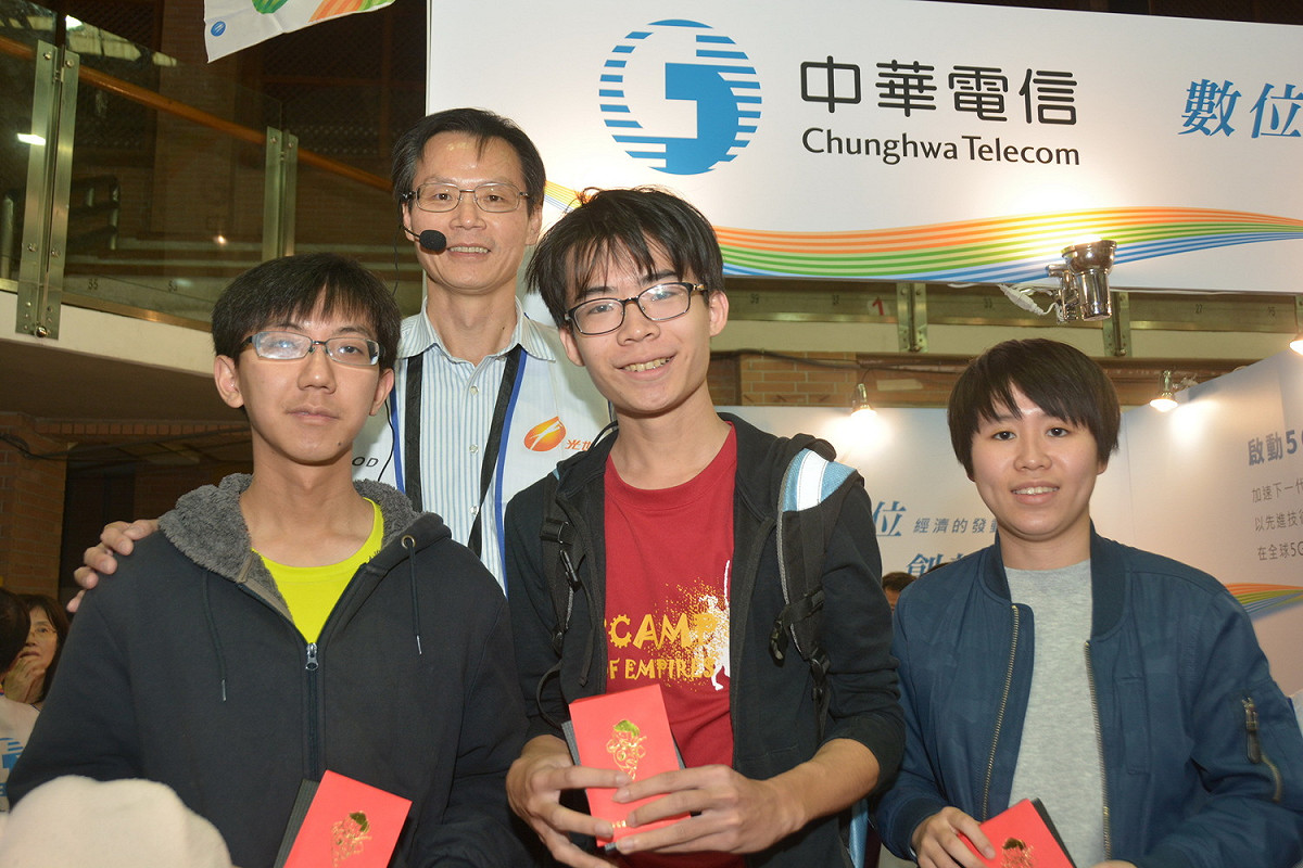 中華電信執行副總蘇添財與參加報名活動的同學合影。 圖：中華電信/提供