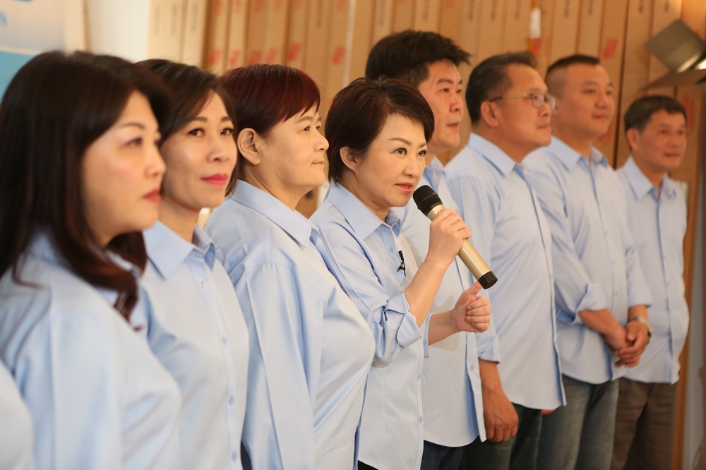 盧秀燕與同黨市議員及參選人穿著相同服裝，強調這次選舉「布」一樣。 盧秀燕辦公室/提供