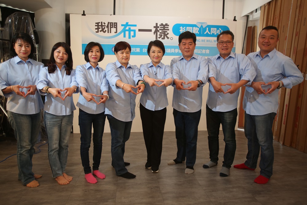 盧秀燕與同黨市議員及參選人穿著相同服裝，強調這次選舉「布」一樣。 盧秀燕辦公室/提供