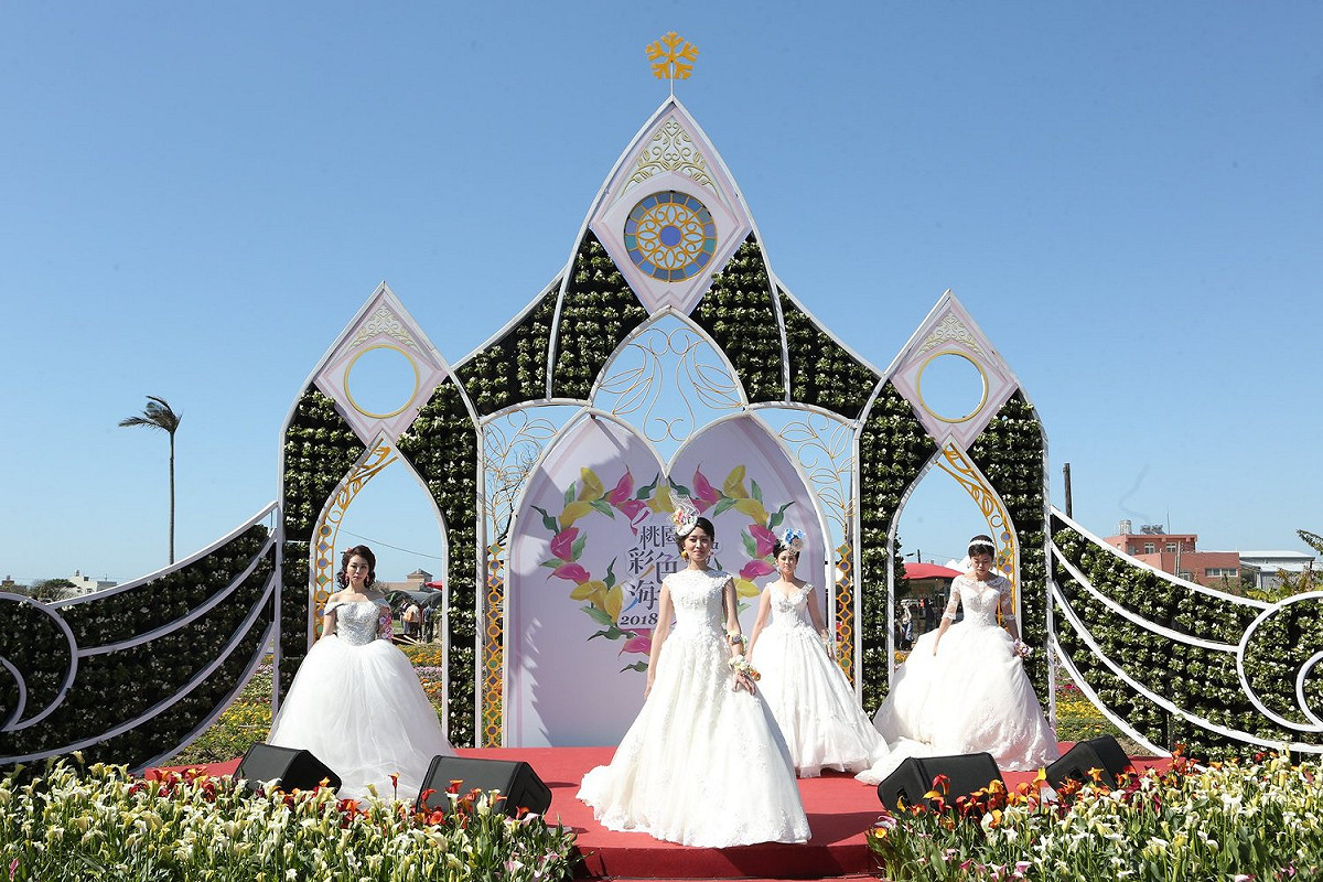 今天周末活動之一的「花的嫁衣婚紗秀」吸引大家目光。 圖：桃園彩色海芋季FB粉絲專頁提供