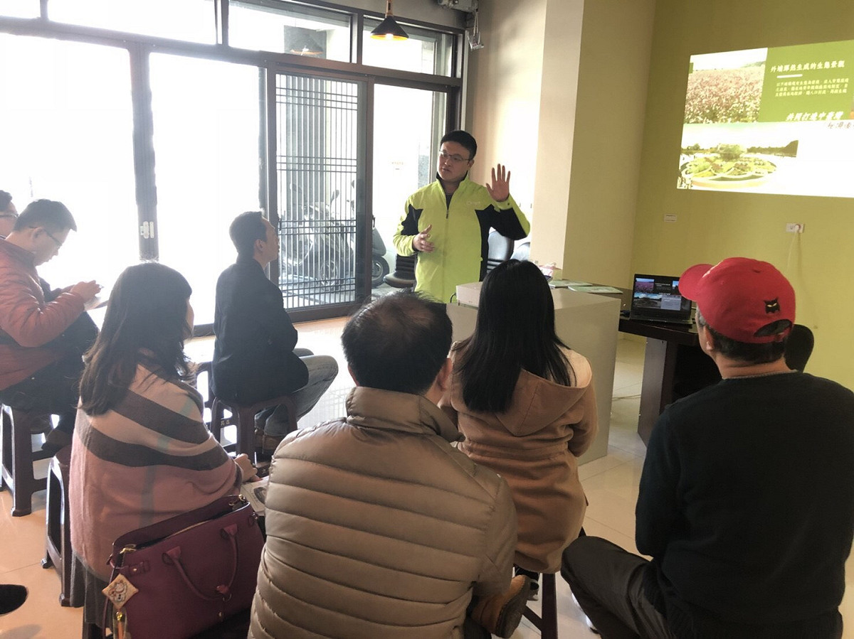 施志昌（站立者）與在地業者分享如何藉由網路行銷外埔。 道卡斯青年工作會/提供