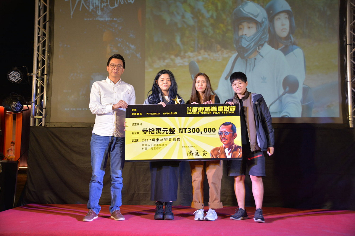 頒獎典禮會場特別鋪上紅地毯，讓每位入場的年輕電影製作團隊、首次參與電影演出的社區素人們享受眾人的掌聲，興奮不已地直呼：「好有參加金馬大獎的榮譽感！」 圖：屏東縣政府提供