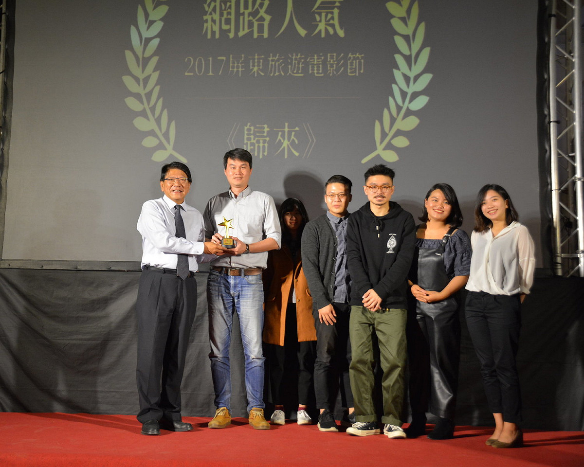 潘孟安（左）表示，電影是項迷人的藝術，更是認識一座城市非常好的媒介。縣府多年來已協助近百劇組在屏東完成拍攝工作，最著名就屬國際大導演李安的「少年PI的奇幻漂流」、魏德聖導演的「海角七號」等，讓屏東縣提升國際能見度。 圖：屏東縣政府提供