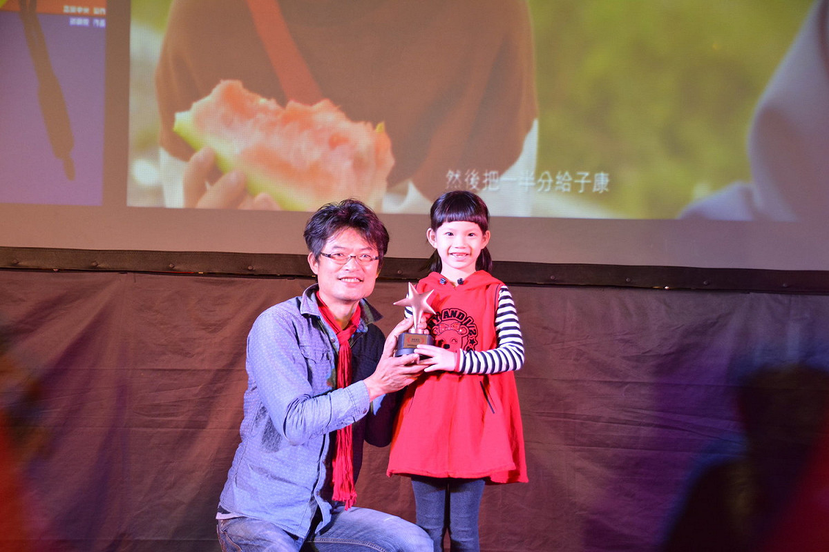 典禮上特別邀請各界電影工作者擔任頒獎嘉賓，包括今年影展代言人「大佛普拉斯」男主角莊益增（飾演菜脯）、評審團總召電影「無米樂」導演顏蘭權、金鐘獎編劇柯淑卿、金馬獎攝影張永明，以及長期記錄社會脈動的導演楊仁佐等，一同為十組電影創作者頒發各式獎項。 圖：屏東縣政府提供