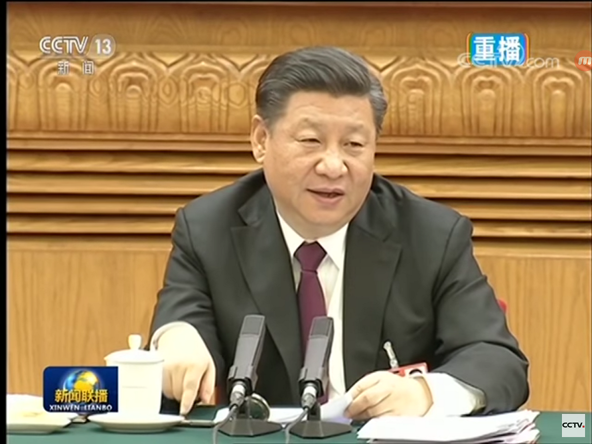 中國國家主席習近平今天出席人大重慶團審議時指出，要「堅持法治、反對人治」，「對憲法法律始終保持敬畏之心」。但習近平也兩度強調，要堅決維護「黨中央權威和集中統一領導」，顯然對於修憲延任案的通過志在必得。 圖：翻攝自央視畫面
