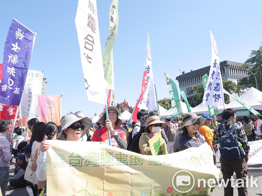 地球公民基金會、主婦聯盟環境保護基金會等51個關心能源政策的團體、近兩千人聚集於凱道前，參與一年一度的「廢核大遊行」。 圖：趙婉淳／攝