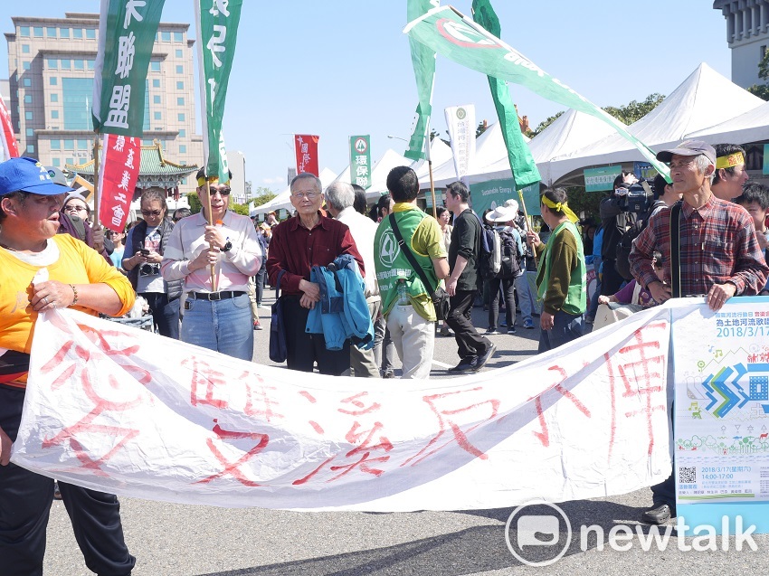 地球公民基金會、主婦聯盟環境保護基金會等51個關心能源政策的團體、近兩千人聚集於凱道前，參與一年一度的「廢核大遊行」。 圖：趙婉淳／攝