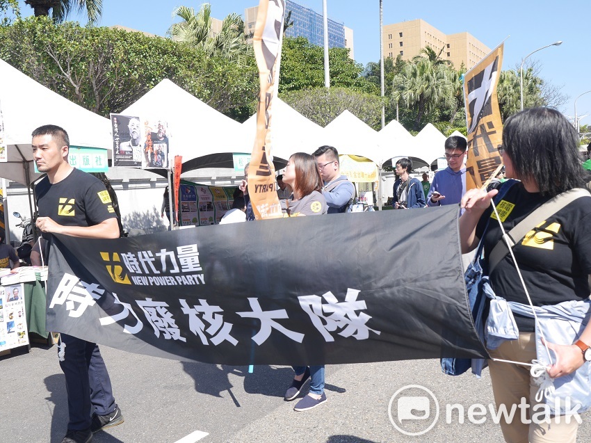 時代力量也前來參加遊行。 圖：趙婉淳／攝