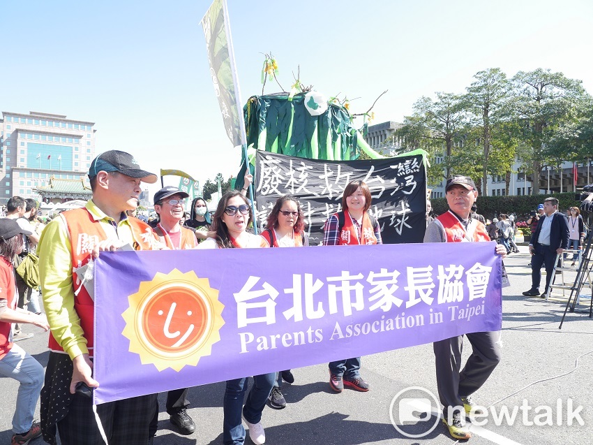 台北市家長協會也有來參加遊行。 圖：趙婉淳／攝