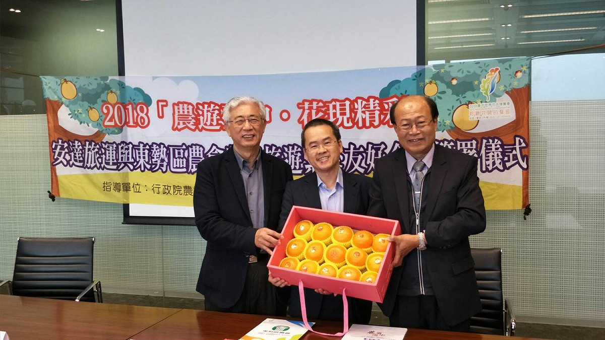 台中市觀光旅遊局長陳盛山(左)在香港促銷台中農產品。 圖 : 台中市政府/提供