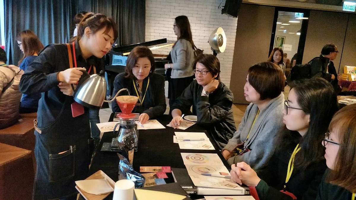 台中市觀旅局首次將休閒農業、茶、咖啡、糕餅等下午茶、樂園賽車場、潛水特色旅宿、按摩spa及等主題特色體驗搬至香港。 圖 : 台中市政府/提供