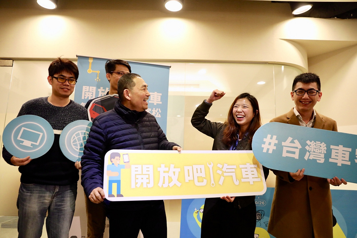 侯友宜幫車克松活動舉牌合影。 圖 : 侯友宜競選辦公室/提供