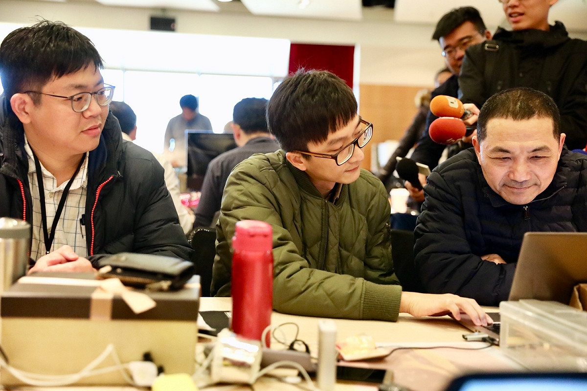 侯友宜傾聽車克松的相關講解。 圖 : 侯友宜競選辦公室/提供