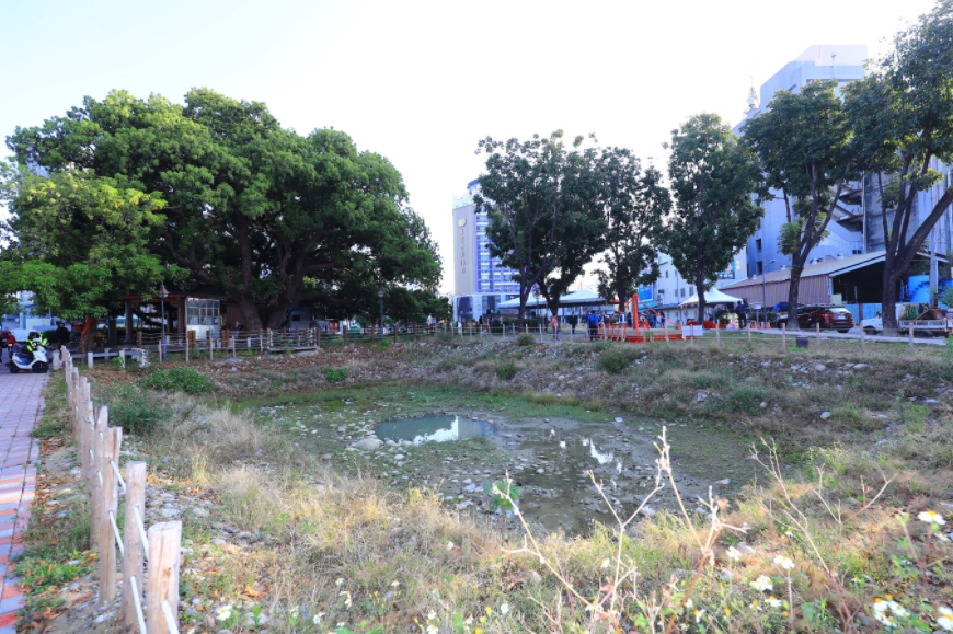 茄苳樹王文化生態園區為公園兼兒童遊戲場用地，園區外圍種植大面積的草坪，結合透水性步道，創造開放性都市綠地空間供市民使用，期望茄苳樹王文化生態公園能成為台中的自然新地標。 圖：取自台中市政府官網