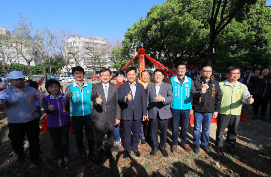 今日舉行開工典禮，林佳龍在建設局長黃玉霖陪同下參加開工祈福儀式，前市長張溫鷹、立法委員黃國書、市議員江肇國、西屯區長陳麗珠、後龍里長郭耀泉也到場致意。 圖：取自台中市政府官網