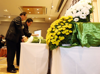 日本台灣交流協會11日在台北舉辦三一一東日本大地震7週年追悼感恩會，協會台北事務所代表沼田幹夫（前左起）及台日關係協會會長邱義仁獻花致意。 圖 : 中央社