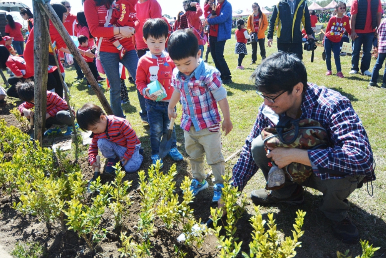 107年度桃園市植樹節於今(11)日在楊梅區和平森林公園舉行，主題為「桃園森呼吸·再現原生綠」，並邀請企業、社團、社區等團體，共種植2,000多株喬木、灌木。 圖：取自桃園市政府官網