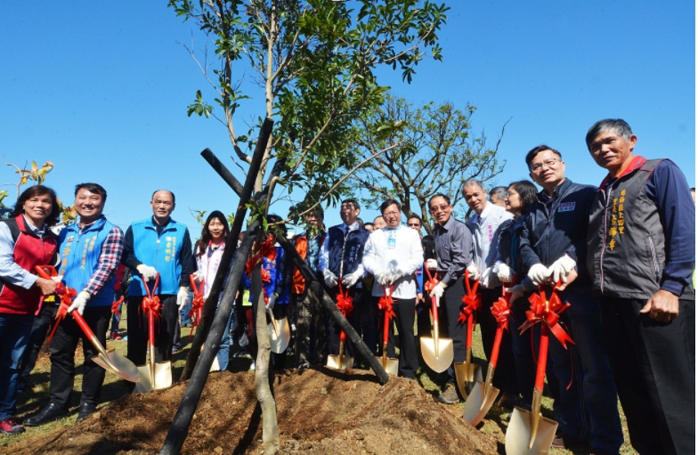 桃園市長鄭文燦表示，107年度桃園市植樹節一共種植喬木（楊梅、水茄苳、大葉山欖）20株、灌木（仙丹、赤楠、石斑木、女貞）2,000株，並發放3,000株的茶花、桂花樹苗給市民。 圖：取自桃園市政府官網