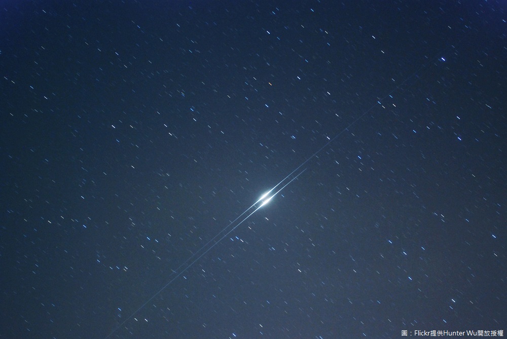 根據國際電波衛星組織的軌道預測，今(11)傍晚18:31左右，在桃園國際機場及中壢地區朋友，有機會出現瞬間亮度高達天狼星500倍的暴亮光點「銥閃光」！ 圖：Flickr提供Hunter Wu開放授權