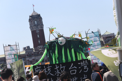 三一一廢核大遊行11日下午從凱道集結出發，許多參與民眾精心準備裝置作品，表達反核立場。 圖 : 中央社