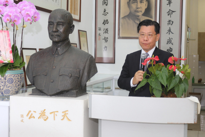 駐星代表梁國新出席同德書報社為紀念創辦人孫中山所舉辦的追思會暨珍藏書畫展。 圖 : 中央社
