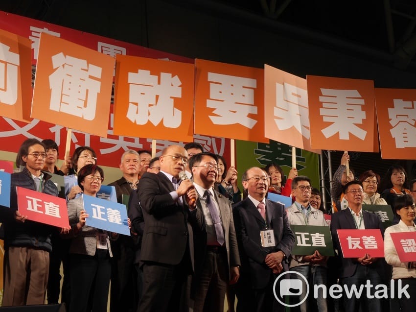 吳秉叡今晚舉辦「秉友會」春酒造勢晚會，前台北縣長蘇貞昌與３４名立委均到場站台。 圖：趙婉淳／攝