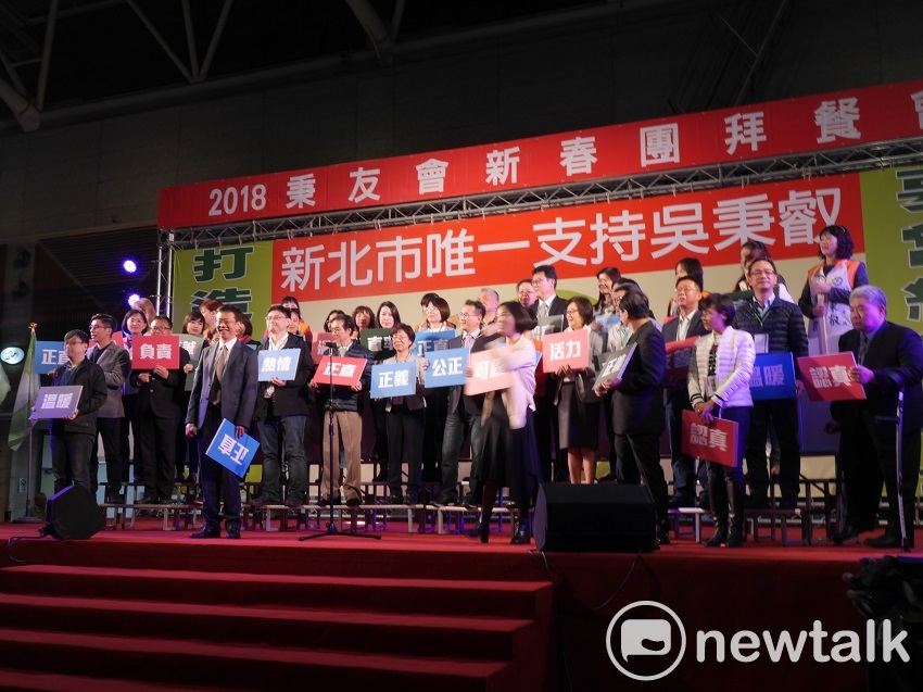 吳秉叡今晚舉辦「秉友會」春酒造勢晚會，前台北縣長蘇貞昌與３４名立委均到場站台。 圖：趙婉淳／攝
