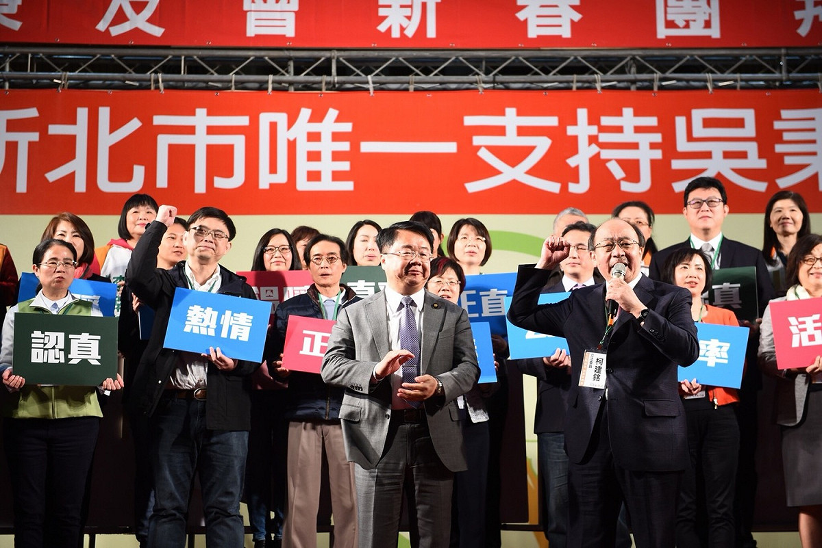 柯建銘站台時打趣地說，今天（11日）不是黨團甲級動員，但卻有30多名立委來站台，顯示吳秉叡的人氣及能力受到大家肯定。