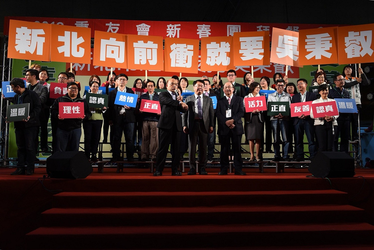 隨後，蘇貞昌上台相挺，一開始便帶大家回味他的招牌開頭「衝衝衝」，還帶領所有立委和現場近4千名支持者，齊聲高喊「新北向前衝，就要吳秉叡」，場面十分熱烈。 圖：翻攝自吳秉叡臉書
