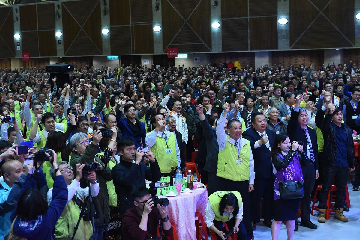現場也湧進近4000位支持者。蘇貞昌上台相挺時，還帶領支持者，一起高喊「新北向前衝，就要吳秉叡！」 圖：翻攝自吳秉叡臉書