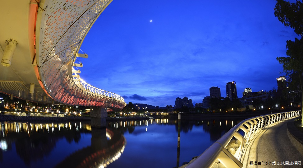 愛河之心登上「百大口碑 絕美夜景」的全台第五名，從空中俯視形狀就像是一顆愛心，是南台灣情侶必去最強夜景之一！ 圖：翻攝自Flickr /賴 宏成開放權限
