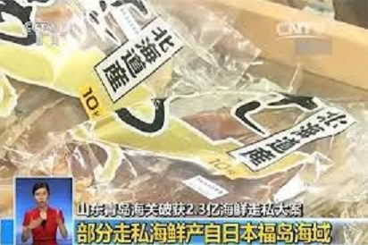 日媒報導，泰國在3月初進口福島海域漁獲，供應曼谷12家日本餐廳，是全球第一個合法進口福島海域水產品的國家。圖為大陸發現的疑似日本走私幅射海產。 圖 : 翻攝自CCTV