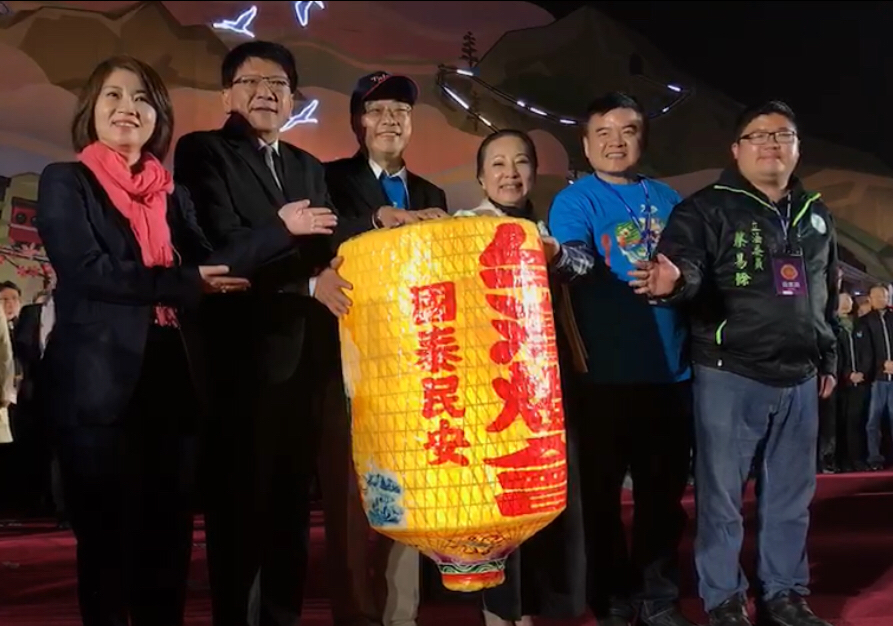 屏東縣長潘孟安11日晚間率縣府團隊至台灣燈會，在交通部觀光局長周永暉見證下，從今年主辦單位嘉義縣長張花冠手中接過台灣燈會燈籠，象徵接棒舉辦明年燈會。 屏東縣府提供