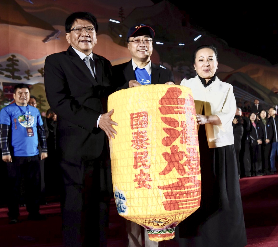 為期24天的2018台灣燈會精彩活動，在11日晚上璀燦落幕，從嘉義縣長張花冠手中接下2019主辦台灣燈會的屏東縣潘孟安致詞表示，明年2019台灣燈會30週年，更是一個重要的里程碑。